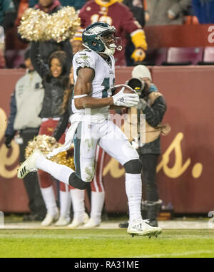 Die Spielen. 30 Dez, 2018. Philadelphia Eagles wide receiver Nelson Agholor (13) bringt den Ball nach einem Empfang im vierten Viertel gegen die Washington Redskins an FedEx Field in Landover, Maryland am 30. Dezember 2018. Agholor gezählt auf dem Spiel. Die Adler gewannen das Spiel 24-0 und ihren Sieg verbunden mit der Viking Verlust erlaubt Ihnen die NFC Endspiele zu gelangen. Credit: Ron Sachs/CNP | Verwendung der weltweiten Kredit: dpa/Alamy leben Nachrichten Stockfoto