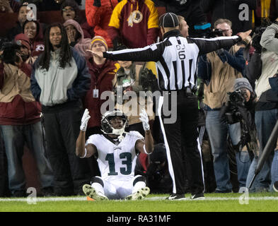 Philadelphia Eagles wide receiver Nelson Agholor (13) appelliert an die Richter Jerod Phillips (6) Wer seine scheinbare Rezeption regiert wurde, nicht eine Verriegelung für einen Touchdown im dritten Quartal gegen die Washington Redskins an FedEx Field in Landover, Maryland am 30. Dezember 2018. Der Anruf wurde geprüft und zu einem Touchdown geändert. Die Adler gewannen das Spiel 24-0 und ihren Sieg verbunden mit der Viking Verlust erlaubt Ihnen die NFC Endspiele zu gelangen. Credit: Ron Sachs/CNP | Verwendung weltweit Stockfoto