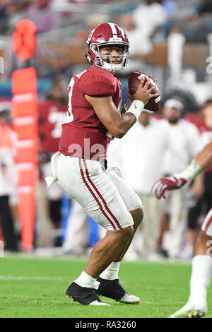 Miami Gardens, FL, USA. 29 Dez, 2018. Tua Tagovailoa #13 der Alabama Crimson Tide im 4. Quartal im College Football Endspiel Halbfinale Spiel in der Hauptstadt zu einer Orange Bowl am 29. Dezember 2018 im Hard Rock Stadion in Miami Gardens, Florida. Quelle: MPI04/Medien Punch/Alamy leben Nachrichten Stockfoto