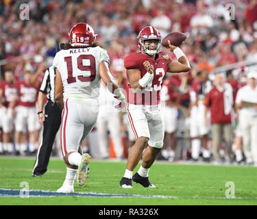 Miami Gardens, FL, USA. 29 Dez, 2018. Tua Tagovailoa #13 der Alabama Crimson Tide im 4. Quartal im College Football Endspiel Halbfinale Spiel in der Hauptstadt zu einer Orange Bowl am 29. Dezember 2018 im Hard Rock Stadion in Miami Gardens, Florida. Quelle: MPI04/Medien Punch/Alamy leben Nachrichten Stockfoto