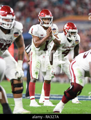 Miami Gardens, FL, USA. 29 Dez, 2018. Kyler Murray #1 der Oklahoma Sooners während des College Football Endspiel Halbfinale Spiel in der Hauptstadt zu einer Orange Bowl am 29. Dezember 2018 im Hard Rock Stadion in Miami Gardens, Florida. Quelle: MPI04/Medien Punch/Alamy leben Nachrichten Stockfoto