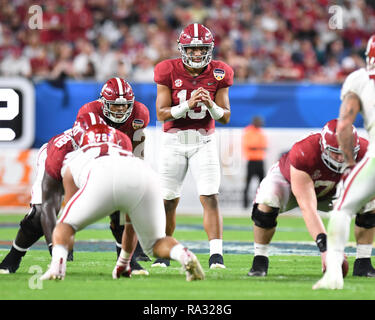 Miami Gardens, FL, USA. 29 Dez, 2018. Tua Tagovailoa #13 der Alabama Crimson Tide im 4. Quartal im College Football Endspiel Halbfinale Spiel in der Hauptstadt zu einer Orange Bowl am 29. Dezember 2018 im Hard Rock Stadion in Miami Gardens, Florida. Quelle: MPI04/Medien Punch/Alamy leben Nachrichten Stockfoto