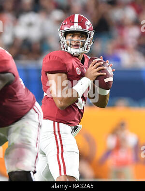 Miami Gardens, FL, USA. 29 Dez, 2018. Tua Tagovailoa #13 der Alabama Crimson Tide im 4. Quartal im College Football Endspiel Halbfinale Spiel in der Hauptstadt zu einer Orange Bowl am 29. Dezember 2018 im Hard Rock Stadion in Miami Gardens, Florida. Quelle: MPI04/Medien Punch/Alamy leben Nachrichten Stockfoto