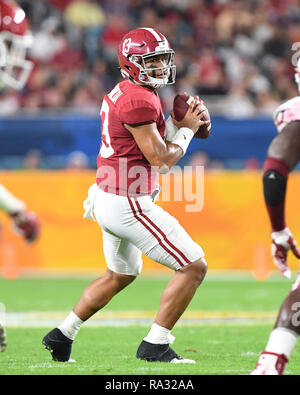 Miami Gardens, FL, USA. 29 Dez, 2018. Tua Tagovailoa #13 der Alabama Crimson Tide im 4. Quartal im College Football Endspiel Halbfinale Spiel in der Hauptstadt zu einer Orange Bowl am 29. Dezember 2018 im Hard Rock Stadion in Miami Gardens, Florida. Quelle: MPI04/Medien Punch/Alamy leben Nachrichten Stockfoto
