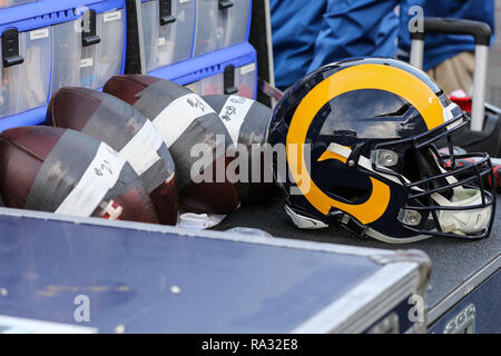 Los Angeles, CA, USA. 30 Dez, 2018. Los Angeles Rams Umsatz Fußbälle während der NFL San Francisco 49ers vs Los Angeles Rams im Los Angeles Memorial Coliseum Los Angeles, am 30. Dezember 2018 Ca. Jevone Moore Quelle: CSM/Alamy leben Nachrichten Stockfoto