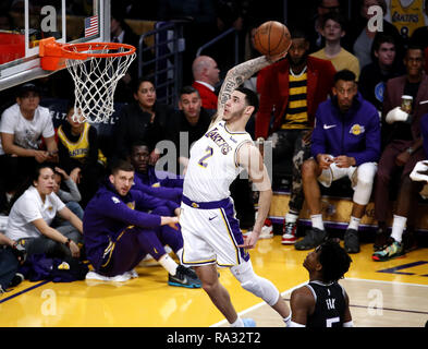 Los Angeles, Kalifornien, USA. 30 Dez, 2018. Los Angeles Lakers" lonzo Kugel (2) dunks während eines NBA Basketball Spiel zwischen den Los Angeles Lakers und Sacramento Kings Sonntag, Dezember 30, 2018, in Los Angeles. Die Lakers gewonnen 121-114. Credit: Ringo Chiu/ZUMA Draht/Alamy leben Nachrichten Stockfoto