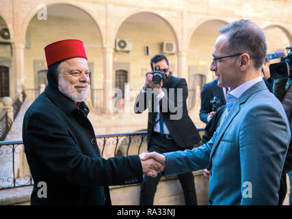 19. Dezember 2018, im Irak, in Mossul: Heiko Maas (SPD, r), Außenminister, wird durch die syrisch-orthodoxe Erzbischof Mor Timothaeus Mosa Alshamany bei Mor Mattai Kloster begrüßt. Mor Mattai Kloster ist eines der ältesten christlichen Klöster der Welt. In 363 gegründete Kloster wird derzeit von der Syrisch-orthodoxen Kirche gepflegt. Seit dem Ausbruch der Krise im Irak im Jahr 2014, den Islamischen Staat (IST) Hat das Kloster bedroht. Nur ein paar Kilometer vom Kloster lief der Front, die sich gegen die kurdischen Peschmerga und spart damit das Kloster von der Zerstörung gehalten wurde. Ph Stockfoto