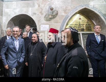 19. Dezember 2018, im Irak, in Mossul: Petr Bystron (r), Mitglied des Bundestages der AfD parlamentarische Gruppe, steht am Rande der Besuch des deutschen Aussenministers Heiko Maas (SPD, l) die mit der Mor Mattai Kloster auf dem Berg Dschabal Alfaf in der Nähe von Bartella und Mossul im Nordirak. Mor Mattai Kloster ist eines der ältesten christlichen Klöster der Welt. In 363 gegründete Kloster wird derzeit von der Syrisch-orthodoxen Kirche gepflegt. Seit dem Ausbruch der Krise im Irak im Jahr 2014, den Islamischen Staat (IST) Hat das Kloster bedroht. Nur wenige Kilometer von der monaster Stockfoto