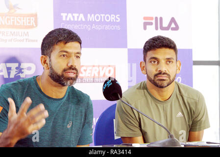 Pune, Indien. 31. Dezember 2018. Rohan Bopanna und Divij Sharan, sowohl von Indien, sprechen Sie mit der Presse über die Eröffnungs-Tag der Tata Open Maharashtra ATP Tennis Turnier in Pune, Indien. Credit: karunesh Johri/Alamy leben Nachrichten Stockfoto