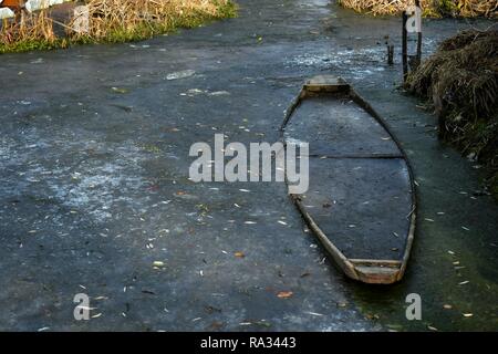 Srinagar, Indien. 31 Dez, 2018. Ein Boot gesehen in den gefrorenen Dal Lake an einem kalten Tag in Srinagar, Indien verwalteten Kaschmir stecken. Kalte Welle wieder schwer das Kaschmir-tal gegriffen am Montag, das Wetteramt sagte. Nach einem offiziellen das Department MET die minimale Temperatur betrug minus 6,6 Grad Celsius in Srinagar. Der Kaschmir Valley ist durch den 40 Tage langen harten Winter kalt wie die 'Chillai Kalan" bekannt. Credit: SOPA Images Limited/Alamy leben Nachrichten Stockfoto