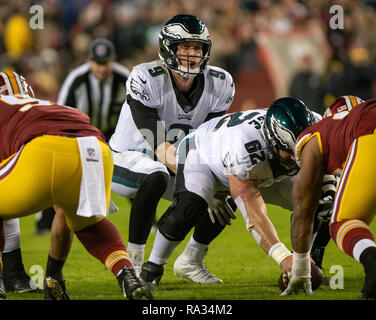 Philadelphia Eagles quarterback Nick Foles (9) ruft die Signale im zweiten Quartal gegen die Washington Redskins an FedEx Field in Landover, Maryland am 30. Dezember 2018. Philadelphia Eagles center Jason Kelce (62) ist mit dem Ball. Die Adler gewannen das Spiel 24 - 0. Credit: Ron Sachs/CNP/MediaPunch Stockfoto