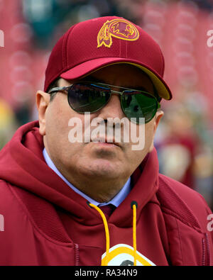 Washington Redskins Inhaber Daniel M. Snyder auf dem Feld vor dem Spiel gegen die Philadelphia Eagles am FedEx Feld in Landover, Maryland am 30. Dezember 2018. Credit: Ron Sachs/CNP/MediaPunch Stockfoto