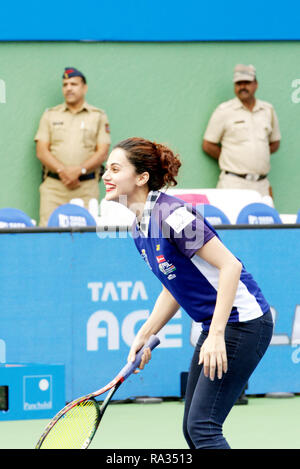 Pune, Indien. 31. Dezember 2018. Indische Schauspielerin und Model Taapsee Pannu spielt eine Ausstellung übereinstimmen, der auf dem ersten Tag der Tata Open Maharashtra ATP Tennis Turnier in Pune, Indien. Credit: karunesh Johri/Alamy leben Nachrichten Stockfoto