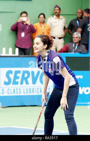 Pune, Indien. 31. Dezember 2018. Indische Schauspielerin und Model Taapsee Pannu spielt eine Ausstellung übereinstimmen, der auf dem ersten Tag der Tata Open Maharashtra ATP Tennis Turnier in Pune, Indien. Credit: karunesh Johri/Alamy leben Nachrichten Stockfoto