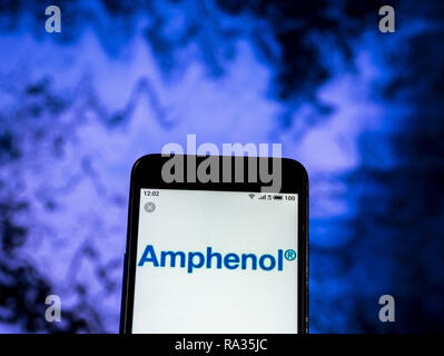 Dezember 30, 2018 - Kiew, Ukraine - Amphenol Fiber Optic Cable Manufacturing Company Logo gesehen auf einem Smartphone angezeigt. (Bild: © Igor Golovniov/SOPA Bilder über ZUMA Draht) Stockfoto
