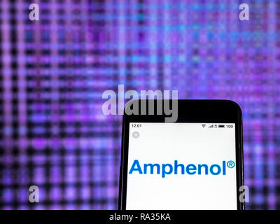 Dezember 30, 2018 - Kiew, Ukraine - Amphenol Fiber Optic Cable Manufacturing Company Logo gesehen auf einem Smartphone angezeigt. (Bild: © Igor Golovniov/SOPA Bilder über ZUMA Draht) Stockfoto