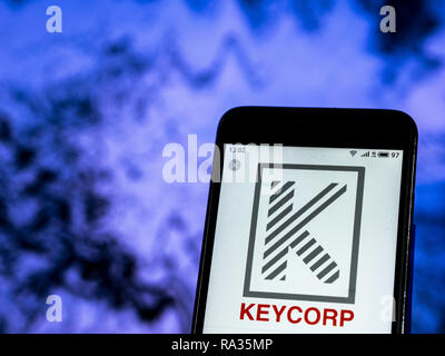 Dezember 30, 2018 - Kiew, Ukraine - KeyBank Retail Banking Company Logo gesehen auf einem Smartphone angezeigt. (Bild: © Igor Golovniov/SOPA Bilder über ZUMA Draht) Stockfoto