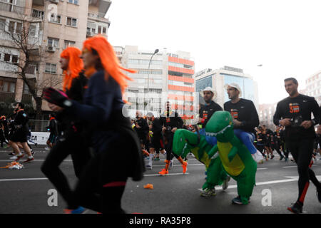 Madrid, Spanien. 31. Dezember 2018. Jeder 31. Dezember seit 1964, Madrid veranstaltet die vielfältigen sportlichen Veranstaltung in Spanien: San Silvestre Vallecana. Sport und Party kommen zusammen in einem Rennen, das 10 Kilometer entfernt am 31.Dezember, 2018 in Madrid, Spanien Quelle: Jesús Hellin/Alamy leben Nachrichten Stockfoto