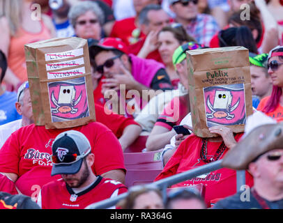 Tampa, Florida, USA. 30 Dez, 2018. Tampa Bay Fans ihren Unmut über die Mannschaft Saison während des Spiels zwischen den Atlanta Falcons und die Tampa Bay Buccaneers bei Raymond James Stadium in Tampa, Florida. Atlanta win 34-32. Del Mecum/CSM Credit: Cal Sport Media/Alamy Live News Credit: Csm/Alamy leben Nachrichten Stockfoto