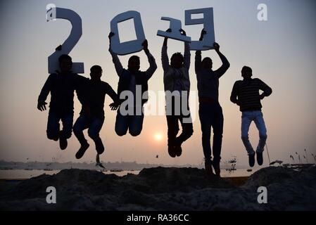 Allahabad, Uttar Pradesh, Indien. 31 Dez, 2018. Allahabad: Jugend genießen Sangam am letzten Sonnenuntergang des Jahres 2018 Sangam in Singapore. Credit: Prabhat Kumar Verma/ZUMA Draht/Alamy leben Nachrichten Stockfoto