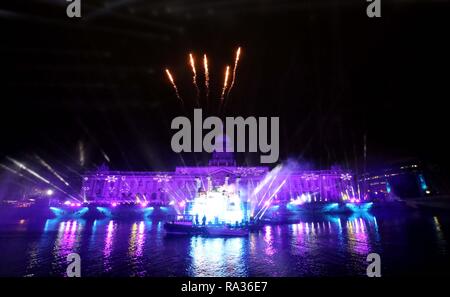 Dublin, Irland. 31. Dezember 2018. Abgebildet ist der Dubliner Custom House zum Neuen Jahr Gastgeber der Liffey Dublin Lights Mitternacht Moment Veranstaltung am Silvesterabend 2019 zum Ring. Fáilte Irland und Dublin City Council hosted NYF Dublins countdown Event und die 3 Countdown Konzert. Foto: Sam Boal/RollingNews. ie Credit: RollingNews.ie/Alamy leben Nachrichten Stockfoto