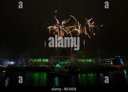 Dublin, Irland. 31. Dezember 2018. Abgebildet ist der Dubliner Custom House zum Neuen Jahr Gastgeber der Liffey Dublin Lights Mitternacht Moment Veranstaltung am Silvesterabend 2019 zum Ring. Fáilte Irland und Dublin City Council hosted NYF Dublins countdown Event und die 3 Countdown Konzert. Foto: Sam Boal/RollingNews. ie Credit: RollingNews.ie/Alamy leben Nachrichten Stockfoto