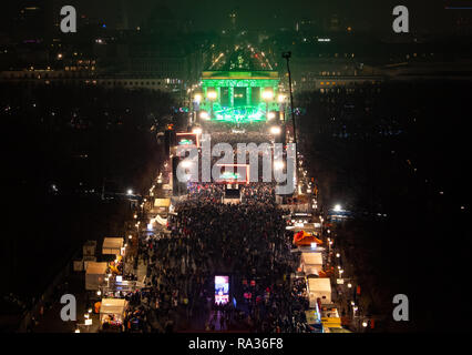 Berlin, Deutschland. 31 Dez, 2018. Tausende von Zuschauern sehen Sie Deutschlands größte Silvesterparty am Brandenburger Tor. Credit: Monika Skolimowska/dpa-Zentralbild/dpa/Alamy leben Nachrichten Stockfoto