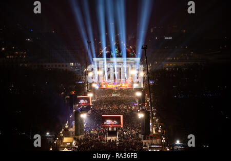 Berlin, Deutschland. 31 Dez, 2018. Tausende von Zuschauern sehen Sie Deutschlands größte Silvesterparty am Brandenburger Tor. Credit: Monika Skolimowska/dpa-Zentralbild/dpa/Alamy leben Nachrichten Stockfoto