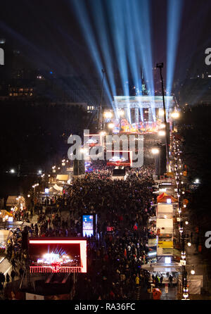 Berlin, Deutschland. 31 Dez, 2018. Tausende von Zuschauern sehen Sie Deutschlands größte Silvesterparty am Brandenburger Tor. Credit: Monika Skolimowska/dpa-Zentralbild/dpa/Alamy leben Nachrichten Stockfoto