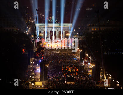 Berlin, Deutschland. 31 Dez, 2018. Tausende von Zuschauern sehen Sie Deutschlands größte Silvesterparty am Brandenburger Tor. Credit: Monika Skolimowska/dpa-Zentralbild/dpa/Alamy leben Nachrichten Stockfoto