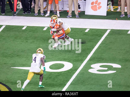 Dezember 29, 2018: Eine Ansicht von oben als Clemson wide receiver Hunter Renfrow (13) fängt den Ball während der NCAA Football Spiel Action zwischen den Notre Dame Fighting Irish und die Clemson Tiger bei AT&T Stadium in Arlington, Texas. Clemson Notre Dame besiegte 30-3. Johann Mersits/CSM Stockfoto