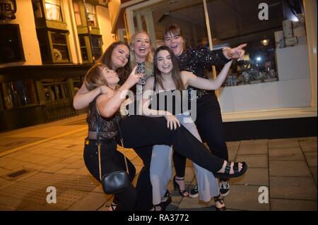 Aberystwyth, Wales, UK. 31. Dezember 2018. Die Menschen auf den Straßen feiern den Beginn des neuen Jahres 2019 in Aberystwyth an der Westküste von Wales Credit: Keith Morris/Alamy leben Nachrichten Stockfoto