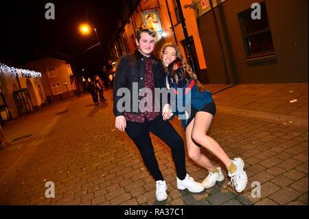 Aberystwyth, Wales, UK. 31. Dezember 2018. Die Menschen auf den Straßen feiern den Beginn des neuen Jahres 2019 in Aberystwyth an der Westküste von Wales Credit: Keith Morris/Alamy leben Nachrichten Stockfoto