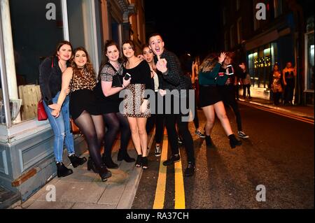 Aberystwyth, Wales, UK. 31. Dezember 2018. Die Menschen auf den Straßen feiern den Beginn des neuen Jahres 2019 in Aberystwyth an der Westküste von Wales Credit: Keith Morris/Alamy leben Nachrichten Stockfoto
