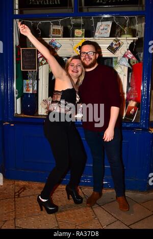 Aberystwyth, Wales, UK. 31. Dezember 2018. Die Menschen auf den Straßen feiern den Beginn des neuen Jahres 2019 in Aberystwyth an der Westküste von Wales Credit: Keith Morris/Alamy leben Nachrichten Stockfoto