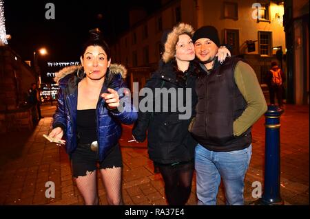 Aberystwyth, Wales, UK. 31. Dezember 2018. Die Menschen auf den Straßen feiern den Beginn des neuen Jahres 2019 in Aberystwyth an der Westküste von Wales Credit: Keith Morris/Alamy leben Nachrichten Stockfoto
