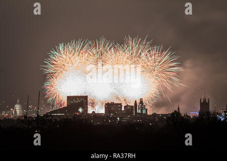 London, Großbritannien. 1. Januar 2019. Ein Blick auf die 2019 Feier ins Neue Jahr Feuerwerk in London, von Richmond Hill gesehen. Foto Datum: Dienstag, 1. Januar 2019. Foto: Roger Garfield/Alamy leben Nachrichten Stockfoto