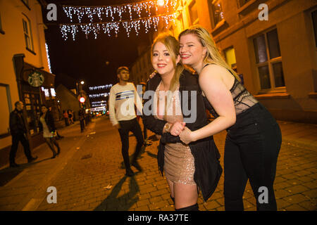 Aberystwyth, Wales, UK. 31. Dezember 2018. Gruppen von jungen Menschen auf den Straßen in Aberystwyth Wales, Spaß feiern den Beginn des neuen Jahres 2019. Photo Credit: Keith Morris/Alamy leben Nachrichten Stockfoto