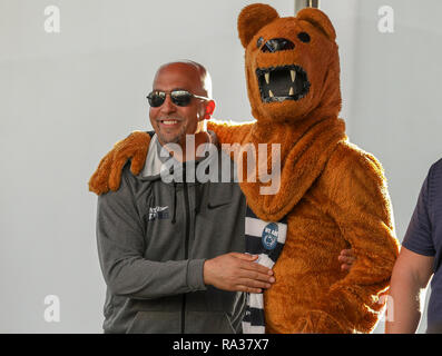 Orlando, Florida, USA. 31 Dez, 2018. Penn State Head Coach James Franklin mit den Nittany Lion Maskottchen während der pep Rally für den Citrus Bowl Fußballspiel am Pointe Orlando in Orlando, Florida. Kyle Okita/CSM/Alamy leben Nachrichten Stockfoto