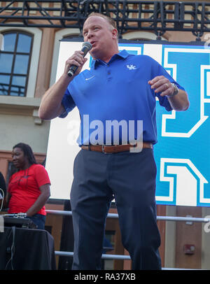 Orlando, Florida, USA. 31 Dez, 2018. Kentucky Haupttrainer Markierung Stoops, spricht zu den wilden Fans während der pep Rally für den Citrus Bowl Fußballspiel am Pointe Orlando in Orlando, Florida. Kyle Okita/CSM/Alamy leben Nachrichten Stockfoto