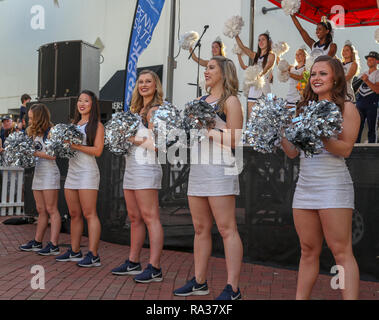 Orlando, Florida, USA. 31 Dez, 2018. Die Penn State Tänzer Lächeln, als sie die Masse während des pep Rally für den Citrus Bowl Fußballspiel am Pointe Orlando in Orlando, Florida, zu unterhalten. Kyle Okita/CSM/Alamy leben Nachrichten Stockfoto