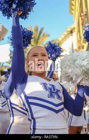 Orlando, Florida, USA. 31 Dez, 2018. Ein Kentucky Cheerleader Pumpen bis der Masse während des pep Rally für den Citrus Bowl Fußballspiel am Pointe Orlando in Orlando, Florida. Kyle Okita/CSM/Alamy leben Nachrichten Stockfoto