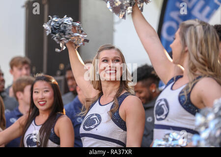 Orlando, Florida, USA. 31 Dez, 2018. Die Penn State Tänzer wave auf die Masse während des pep Rally für den Citrus Bowl Fußballspiel am Pointe Orlando in Orlando, Florida. Kyle Okita/CSM/Alamy leben Nachrichten Stockfoto