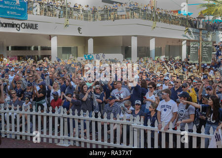 Orlando, Florida, USA. 31 Dez, 2018. Penn State Fans warten auf den Citrus Bowl pep Rally am Pointe Orlando in Orlando, Florida, zu starten. Kyle Okita/CSM/Alamy leben Nachrichten Stockfoto