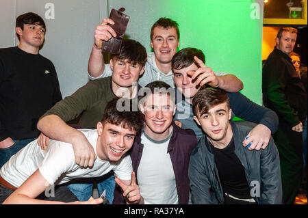 Bantry, West Cork, Irland. 1 Jan, 2019. Die Menschen auf den Straßen von Bantry heute Abend feiern den Beginn des neuen Jahres 2019. Credit: Andy Gibson/Alamy Leben Nachrichten. Stockfoto