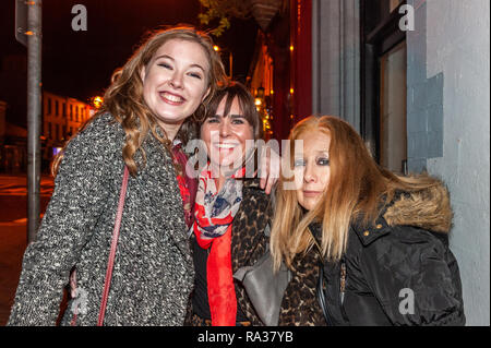 Bantry, West Cork, Irland. 1 Jan, 2019. Die Menschen auf den Straßen von Bantry heute Abend feiern den Beginn des neuen Jahres 2019. Credit: Andy Gibson/Alamy Leben Nachrichten. Stockfoto