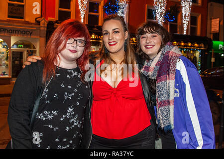 Bantry, West Cork, Irland. 1 Jan, 2019. Die Menschen auf den Straßen von Bantry heute Abend feiern den Beginn des neuen Jahres 2019. Credit: Andy Gibson/Alamy Leben Nachrichten. Stockfoto