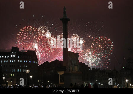 London, Großbritannien. 1. Januar 2019. Silvester Feuerwerk vom Trafalgar Square in London mit Nelson's Column, vor dem Feuerwerk Quelle: Paul Brown/Alamy Leben Nachrichten Silhouette Stockfoto