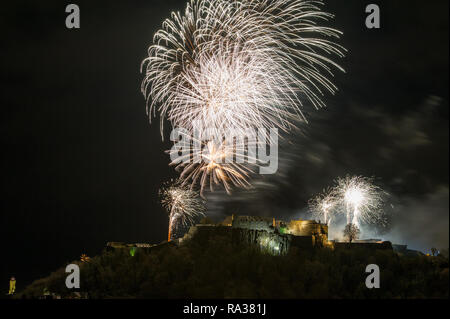 Stirling Castle, Stirling, Großbritannien - 1. Januar 2019. Das neue Jahr mit einem Knall, Feuerwerk mit Musik erhellen den Nachthimmel über Stirling Castle und das Wallace Monument auf Hogmanay in das neue Jahr zu bringen. Quelle: Colin Fisher/Alamy Live News Stockfoto