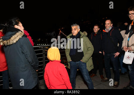 London, England, UK. 1. Jan 2019. Sadiq Khan ist eine Londoner Bürgermeister besucht die 2019 in London Silvester Feuerwerk an der Böschung. Bild Capital/Alamy leben Nachrichten Stockfoto